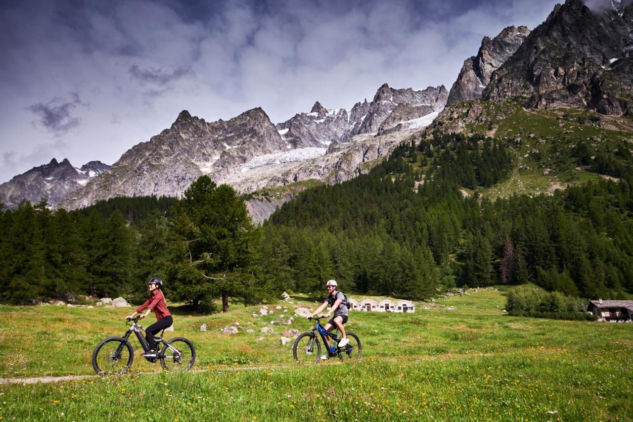 Le Massif Hotel & Lodge Courmayeur The Leading Hotels Of The World Exterior photo